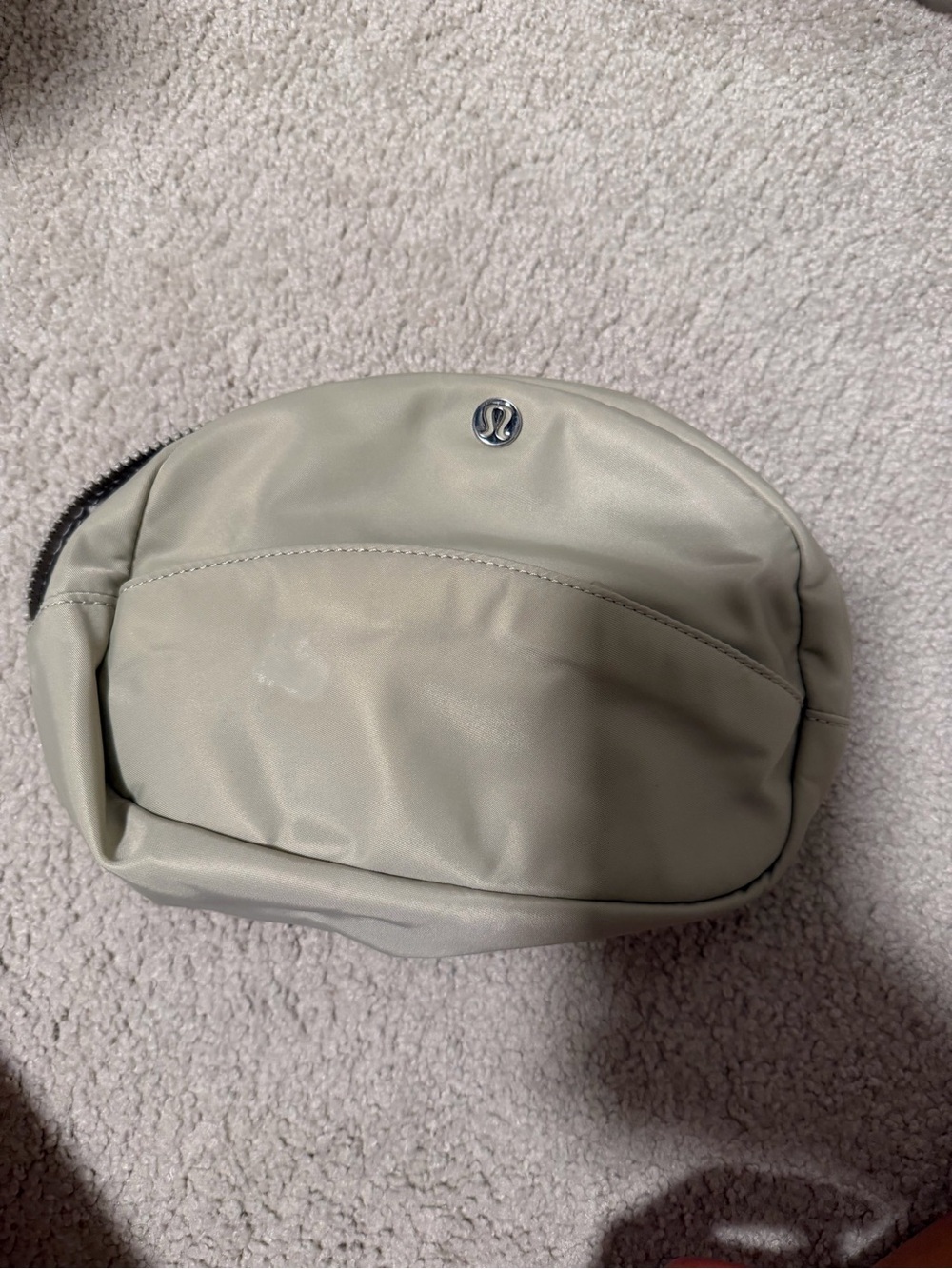 Lululemon City Essentials Pouch 4L